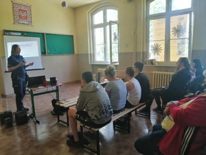 zdjęcie kolorowe: katowicka policjantka podczas spotkania z uchodźcami z Ukrainy