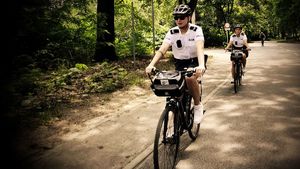 zdjęcie kolorowe: katowiccy policjanci podczas słuzby na rowerach patrolujący ulice i parki Katowic