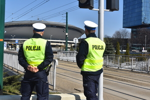 zdjęcie kolorowe: policjanci katowickiej drogówki nadzorujący ruch na rondzie koło spodka