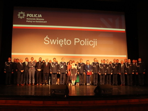 zdjęcie kolorowe: uczestnicy uroczystych obchodów święta Policji
