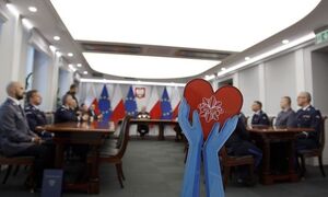 zdjęcie kolorowe: Uroczyste spotkanie z laureatami XVI Ogólnopolskiego konkursu „Policjant, który mi pomógł” z Komendantem Głównym Policji