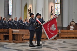 zdjęcie kolorowe: Uroczystości z okazji Święta Policji w garnizonie śląskim, sztandar katowickiej komendy
