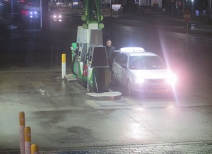 zdjęcie kolorowe: stacja paliw i mężczyzna, który ukradł paliwo tankując opla