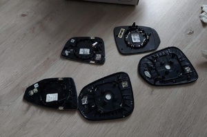 zdjęcie kolorowe: zabezpieczone przez katowickich policjantów skradzione wkłady do lusterek samochodowych