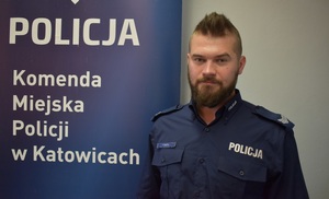 zdjęcie kolorowe: dzielnicowy rejonu nr 63 starszy sierżant Paweł Miśta