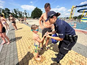zdjęcie kolorowe: katowiccy policjanci podczas spotkania z dziećmi i młodzieżą na miejskim kąpielisku