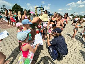 zdjęcie kolorowe: katowiccy policjanci podczas spotkania z dziećmi i młodzieżą na miejskim kąpielisku