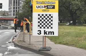 2 - zdjęcie kolorowe: tablica informująca, że do końca trasy wyścigu zostało 3 km