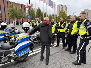 20-  zdjęcie kolorowe: policjanci ruchu drogowego podczas rozmowy z Czesławem Langiem