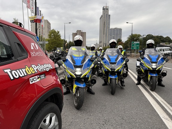 22- zdjęcie kolorowe: policjanci ruchu drogowego przygotowujący się do wyjazdu na trasę motorami służbowymi