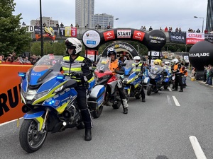 29 - zdjęcie kolorowe: policjanci ruchu drogowego na motocyklach i marshall oczekujący na kolarza i wpuszczanie na trasę wyścigu
