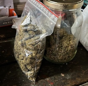 zdjęcie kolorowe: worek strunowy i słoik z narkotykami zabezpieczonymi przez katowickich policjantów