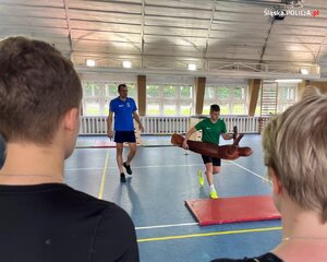 zdjęcie kolorowe: policyjny instruktor nadzorujący prawidłowość wykonywanych ćwiczeń przez kandydata