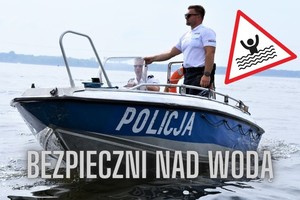 Zdjęcie kolorowe przedstawia policjanta na policyjnej łodzi.