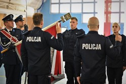 Zdjęcie kolorowe przedstawia ślubujących policjantów przy sztandarze jednostki Policji.