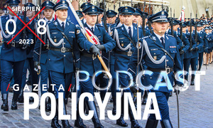 zdjęcie kolorowe: okładka Gazety Policyjnej Sierpień  2023 przedstawiająca policjantów w mundurze galowym w poczcie sztandarowym