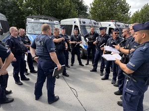 zdjęcie kolorowe: odprawa policjantów oddziałów prewencji do zabezpieczenia marszu