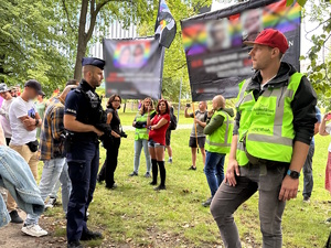 zdjęcie kolorowe: policjanci prewencji i funkcjonariusze zespołu antykonfliktowego podczas zabezpieczenia marszu
