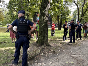 zdjęcie kolorowe: policjanci prewencji podczas zabezpieczenia manifestacji w parku