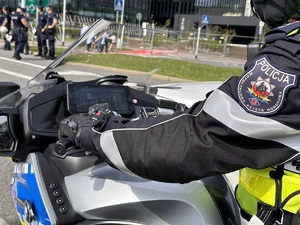 zdjęcie kolorowe: policjant katowickiej drogówki podczas zabezpieczenia marszu