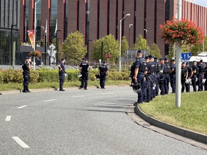 zdjęcie kolorowe: policjanci prewencji ustawieni wzdłuż drogi przemarszu