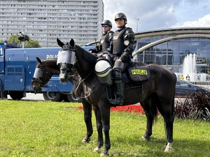 zdjęcie kolorowe: policjanci służby konnej w oczekiwaniu na uczestników marszu na katowickim Rondzie