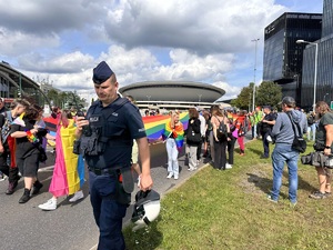 zdjęcie kolorowe: policjanci prewencji podczas zabezpieczenia marszu osób biorących udział w zgromadzeniu