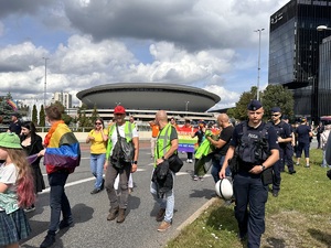 zdjęcie kolorowe: policjanci prewencji podczas zabezpieczenia marszu
