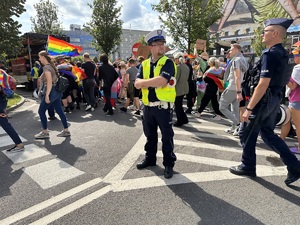 zdjęcie kolorowe: policjant katowickiej drogówki zabezpieczający przemarsz uczestników