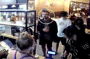 zdjęcie kolorowe: mężczyzna stojący w kolejce do kasy w restauracji