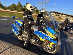 zdjęcie kolorowe: dwóch policjantów katowickiej drogówki na motorach słuzbowych