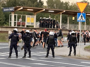 zdjęcie kolorowe: policjanci oddziału prewencji oczekujący na wyjście kibiców z dworca pkp