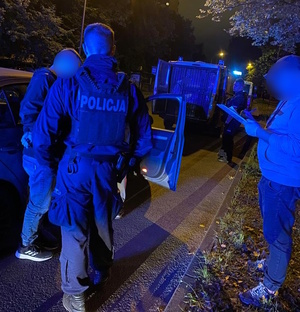 zdjęcie kolorowe: katowiccy policjanci podczas zatrzymania pseudokibiców