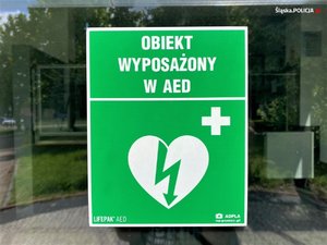 zdjęcie kolorowe: tablica informująca, że w obiekcie znajduje się AED