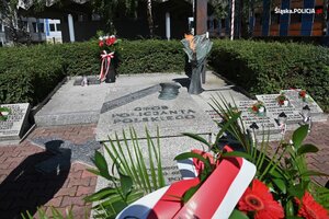 zdjęcie kolorowe: grób policjanta polskiego