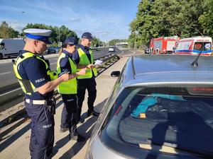zdjęcie kolorowe: katowiccy policjanci podczas kontroli drogowej w ramach Europejskiego Tygodnia Mobilności