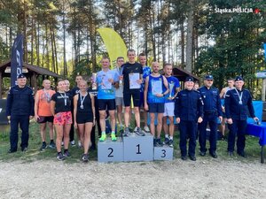 zdjęcie kolorowe: zawodnicy na podium podczas wręczania pamiątkowych medali i dyplomów