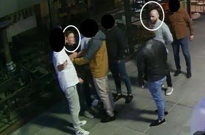 zdjęcie kolorowe: mężczyźni podejrzewani o pobicie 28-latka na ulicy Mariackiej w Katowicach