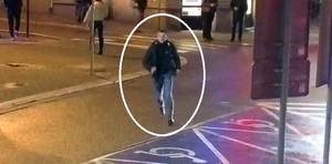 zdjęcie kolorowe: mężczyzna ubrany w niebieskie jeansy i czarna kurtkę biegnie po ulicy