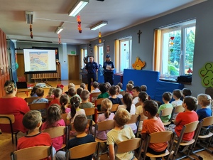 zdjęcie kolorowe: policjanci podczas spotkania z dziećmi w przedszkolu