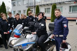 zdjęcie kolorowe: uczniowie klasy mundurowej podczas spotkania z policjantami