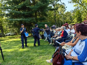 zdjęcie kolorowe: policjanci katowickiej komendy podczas rozmów z seniorami w parku podczas obchodów Dnia Seniora