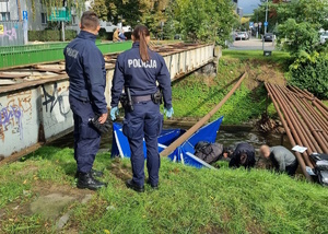 zdjęcie kolorowe: katowiccy policjanci na miejscu ujawnienia zwłok 50-letniego mężczyzny