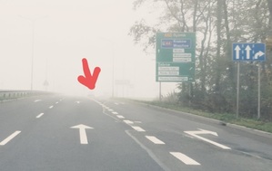 zdjęcie kolorowe: samochód bez świateł mijania na drodze w czasie mgły