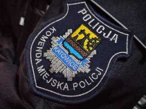 zdjęcie kolorowe: naszywka na mundur przedstawiająca herb Katowic i napis Komenda Miejska Policji Katowice