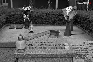 zdjęcie czarno- białe : Grób Polskiego Policjanta