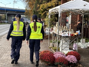 zdjęcie kolorowe: katowiccy policjanci podczas zabezpieczenia w ramach akcji policyjnej &quot;Wszystkich Świętych&quot;