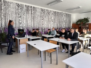 zdjęcie kolorowe: policjantka katowickiej prewencji podczas spotkania z uczniami klas mundurowych