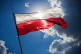 zdjęcie kolorowe: na tle nieba flaga Rzeczpospolitej Polskiej