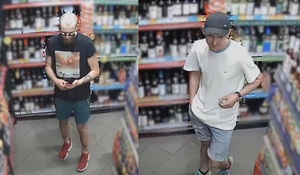 zdjęcie kolorowe: dwóch mężczyzn podejrzewanych o kradzież w sklepie monopolowym